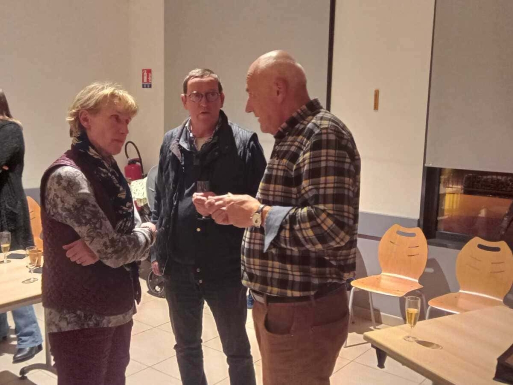 Soirée nouveaux habitants : le 1er Ministre (Jean-Louis Gagelin) en discussion avec des membres d'une famille