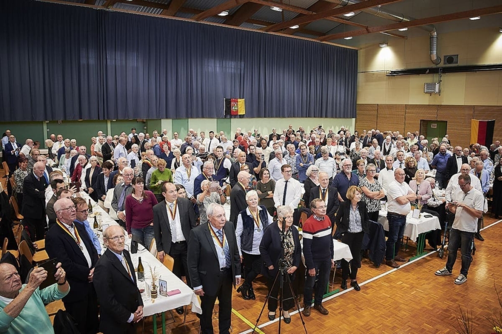 2025_Journée_Citoyens_d'Honneur_public debout lors du chant de l'hymne du Saugeais