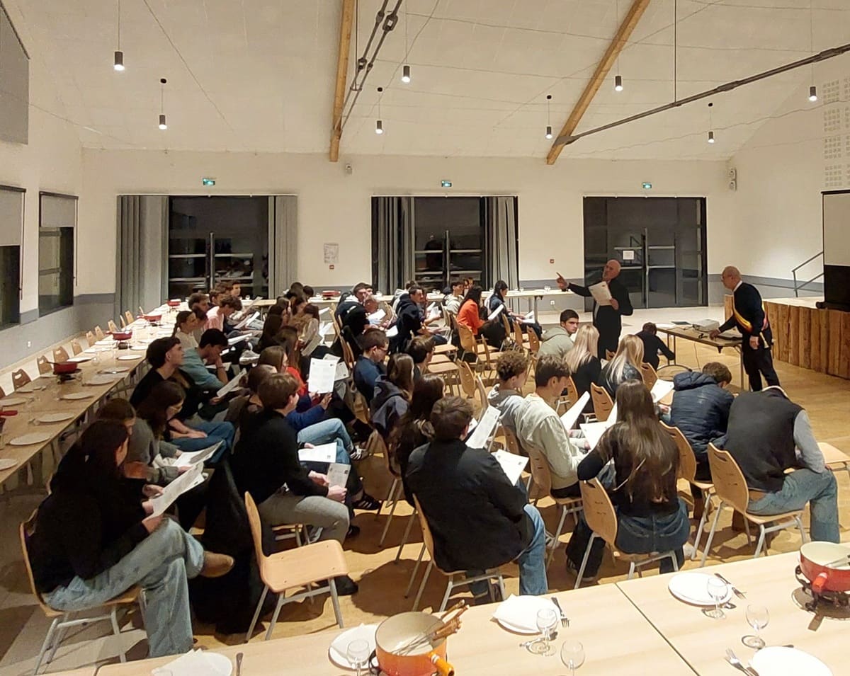 Conscrits et chantelots chantent l'hymne du Saugeais sous la direction de Didier Droz-Vincent