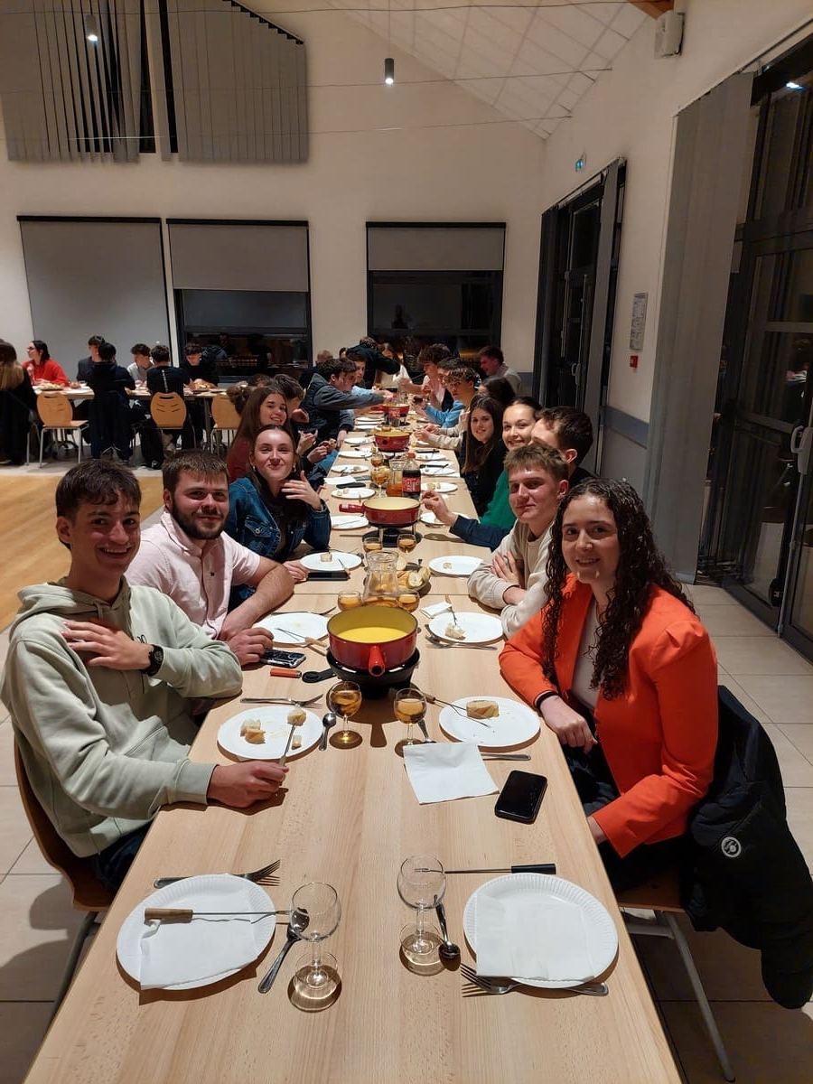 Conscrits et chantelots autour d'une fondue