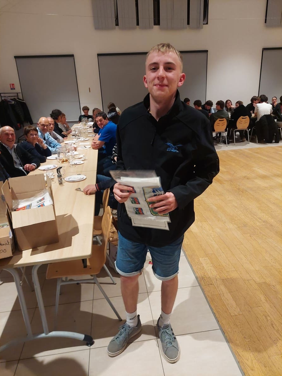 Remise du tour de cou, aux armoiries de la République du Saugeais, à chaque conscrit