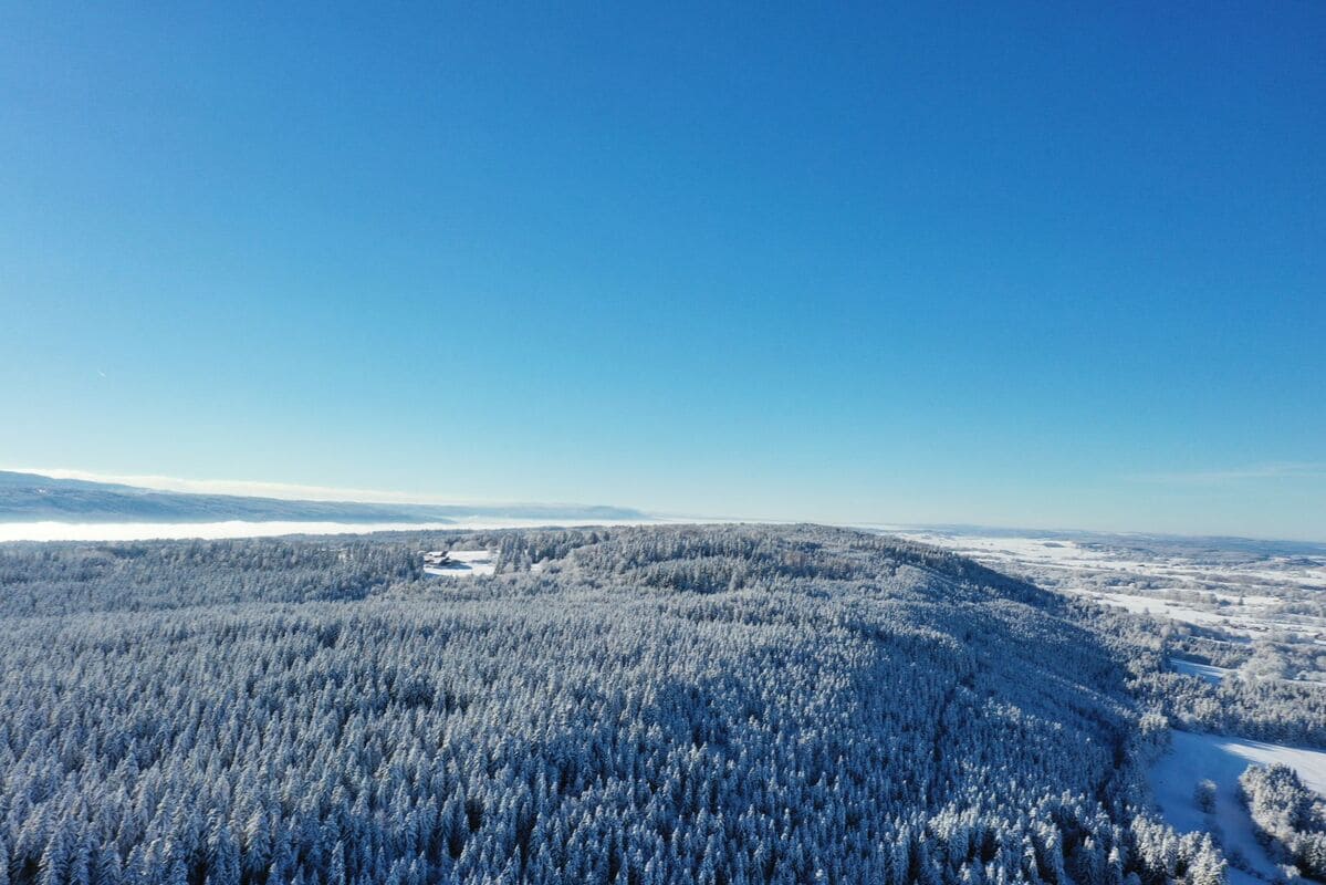 Le Saugeais enneigé : vue aérienne - novembre 2025
