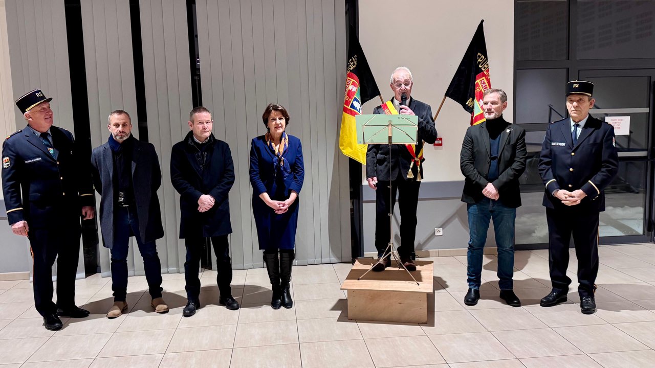 Cérémonie des vœux. Entourés par les douaniers, de gauche à droite : M. le Conseiller départemental Olivier Billot, M. le Député Eric Liégeon, Madame la Ministre de l'Agriculture Annie Genevard, Monsieur le Président de la République du Saugeais, Simon Marguet et M. le Sous-préfet Nicolas Onimus