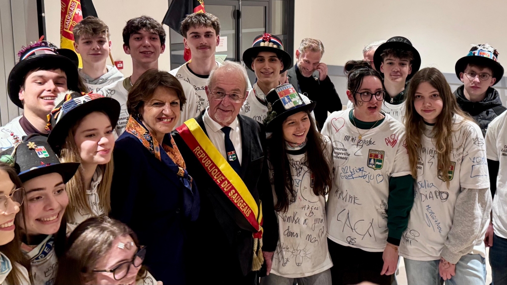 Cérémonie des vœux : les chantelots et conscrits de Montbenoit, La Longeville entourent Madame la Ministre de l'Agriculture et Monsieur le Président de la République du Saugeais