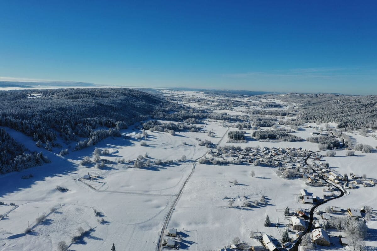 Paysage enneigé du Saugeais : La Chaux - Novembre 2025