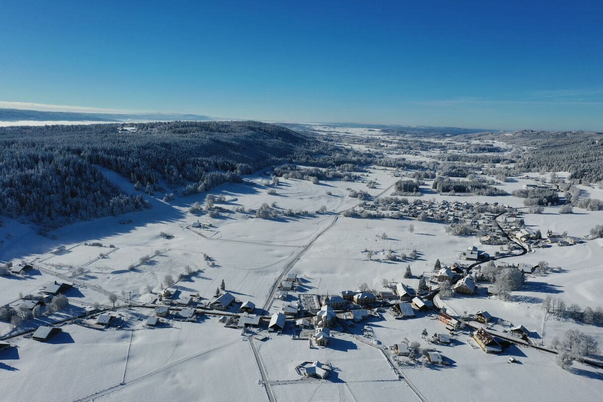Paysage enneigé du Saugeais : La Chaux - Novembre 2025