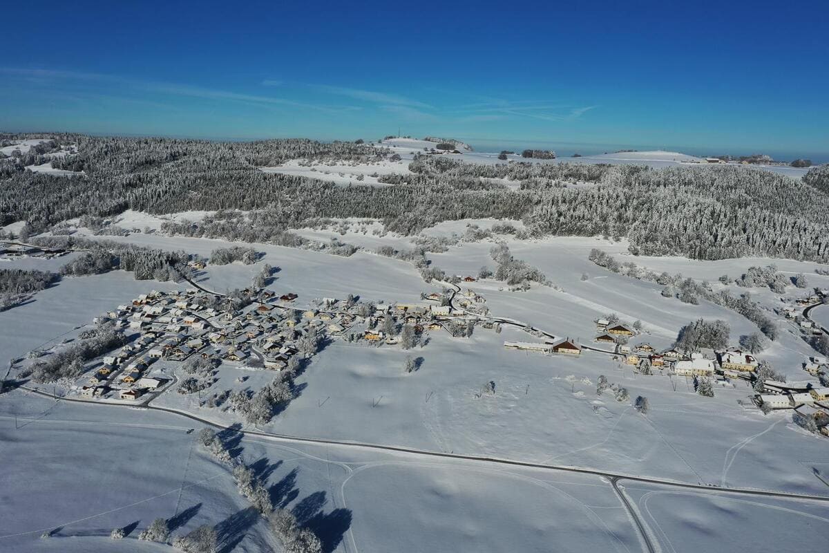 Paysage enneigé du Saugeais : La Chaux - Novembre 2025