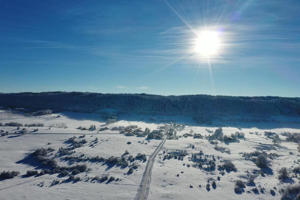 Paysage enneigé du Saugeais : La Chaux - Novembre 2025