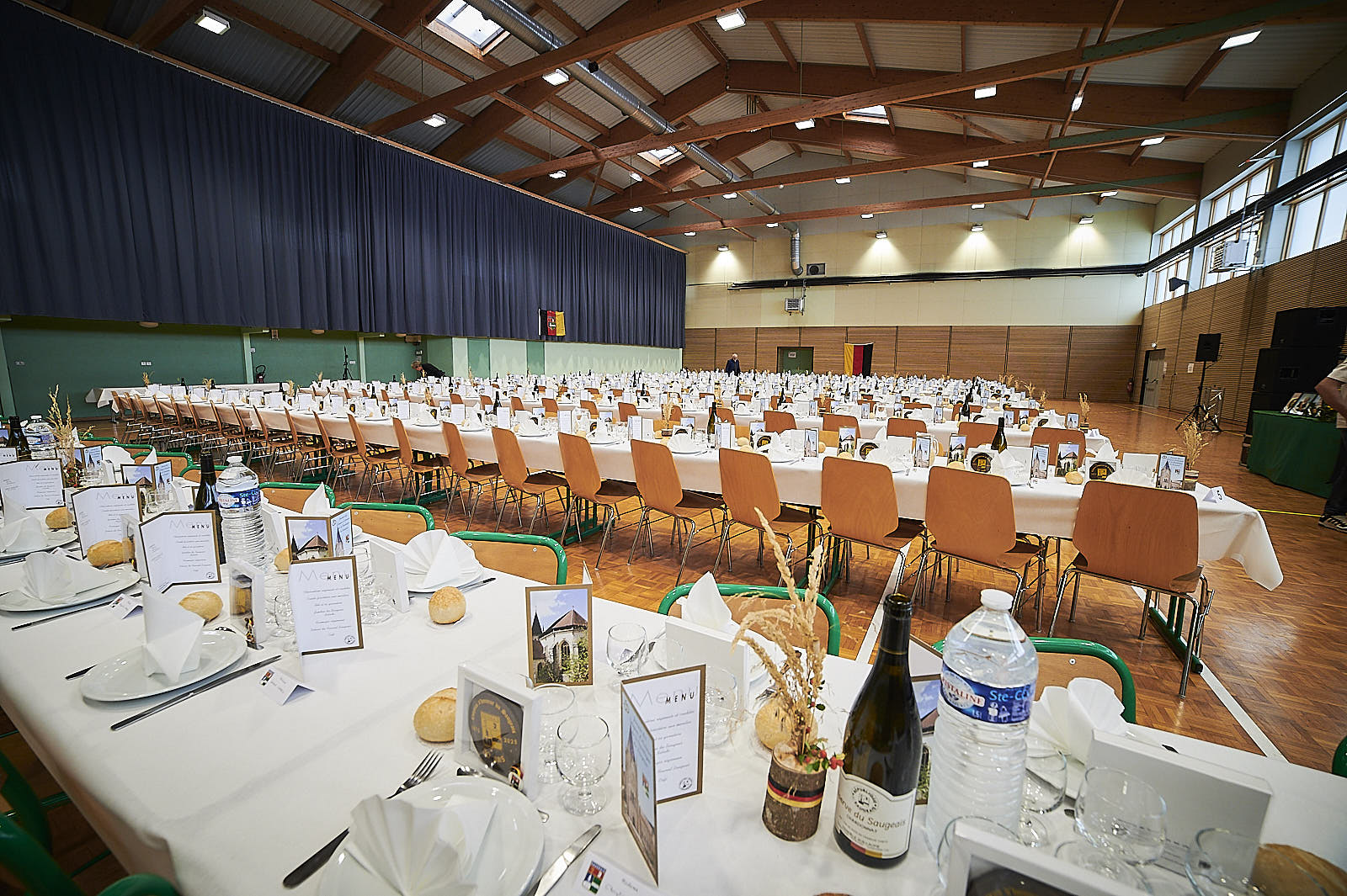 Vue de la salle aménagée pour le repas de la Journée des Citoyens d'Honneur - 2025